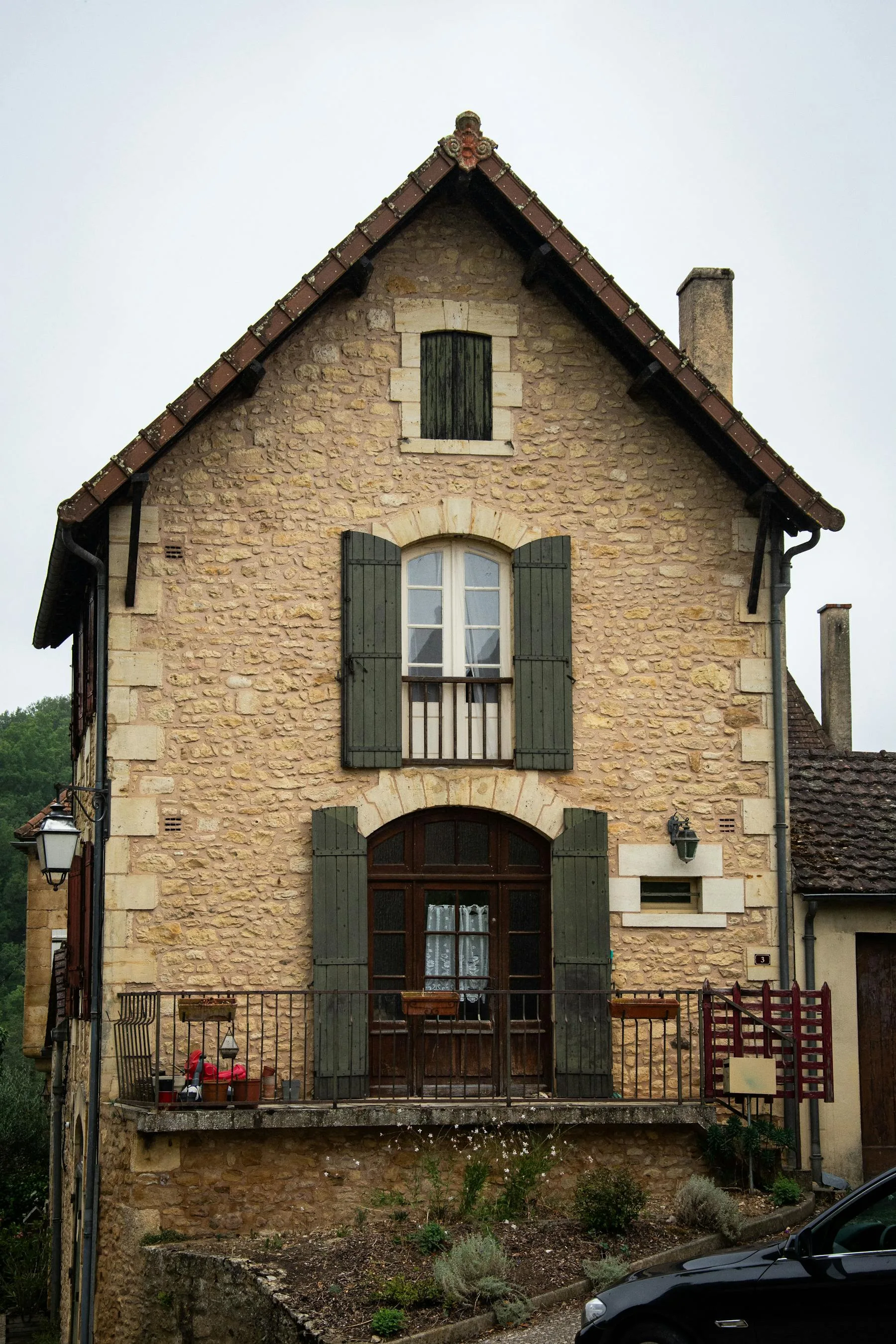 Façade en pierre d'une maison ancienne française — la Maison Daubresse à Saint-Maurin-de-Liers