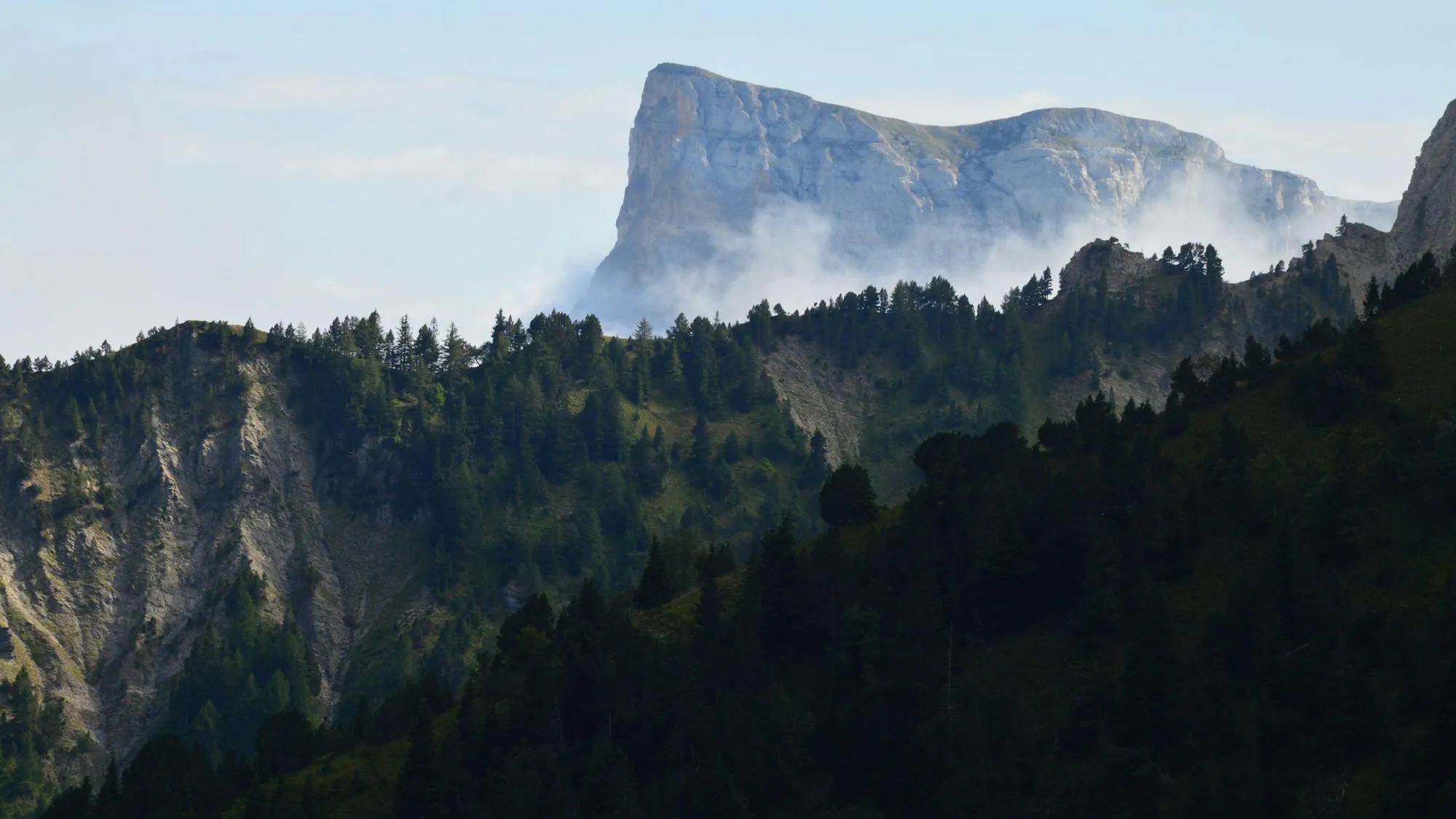 Massif du Vercors brumeux au petit matin — paysage de Saint-Maurin-de-Liers